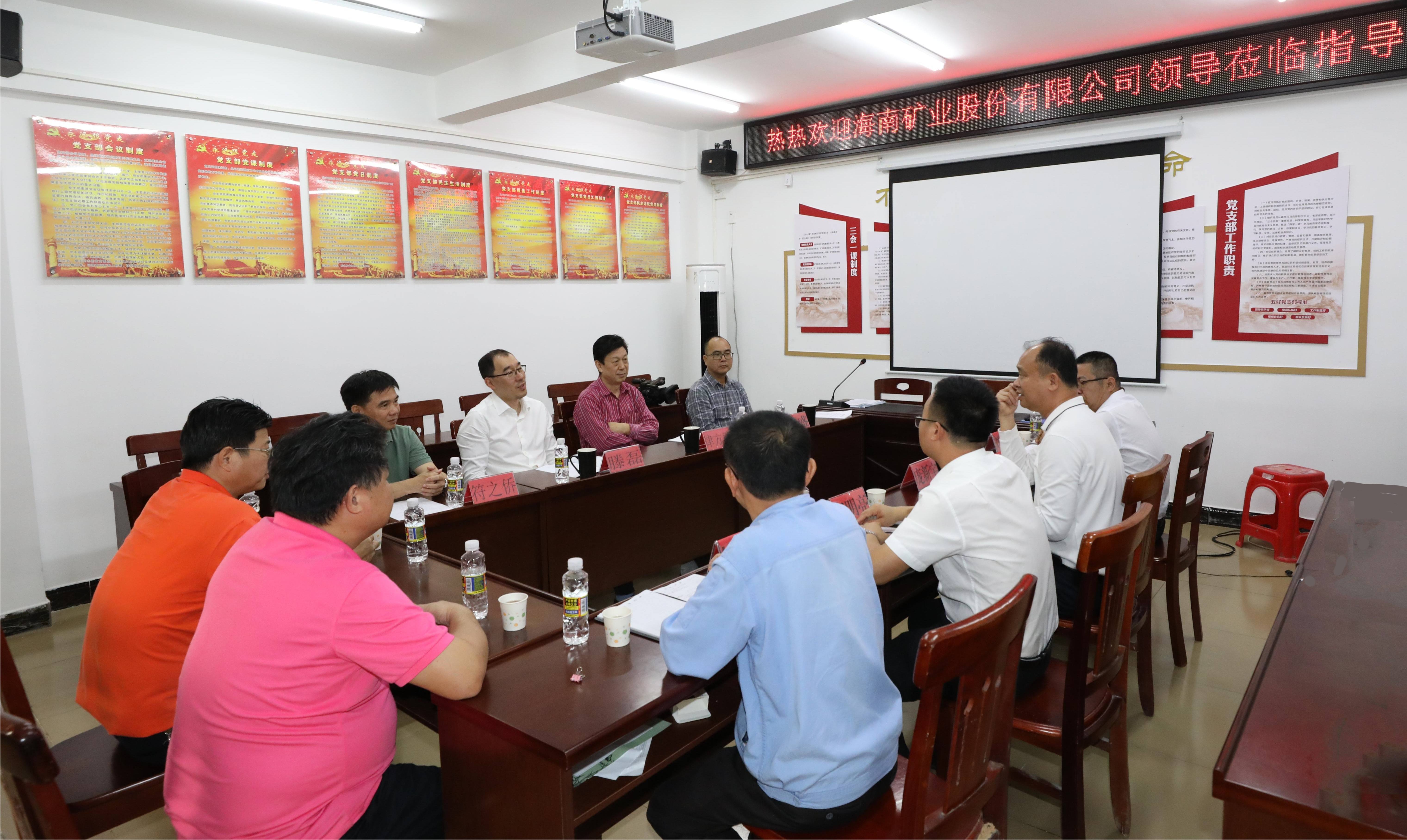 南宫28NG相信品牌力量总裁滕磊到兴诗村开展调研与慰问