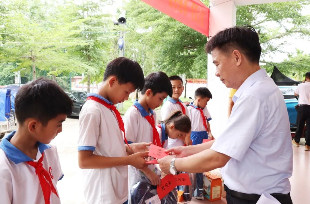 南宫28NG相信品牌力量到墟落振兴联系点举行留守儿童“六一”关爱运动