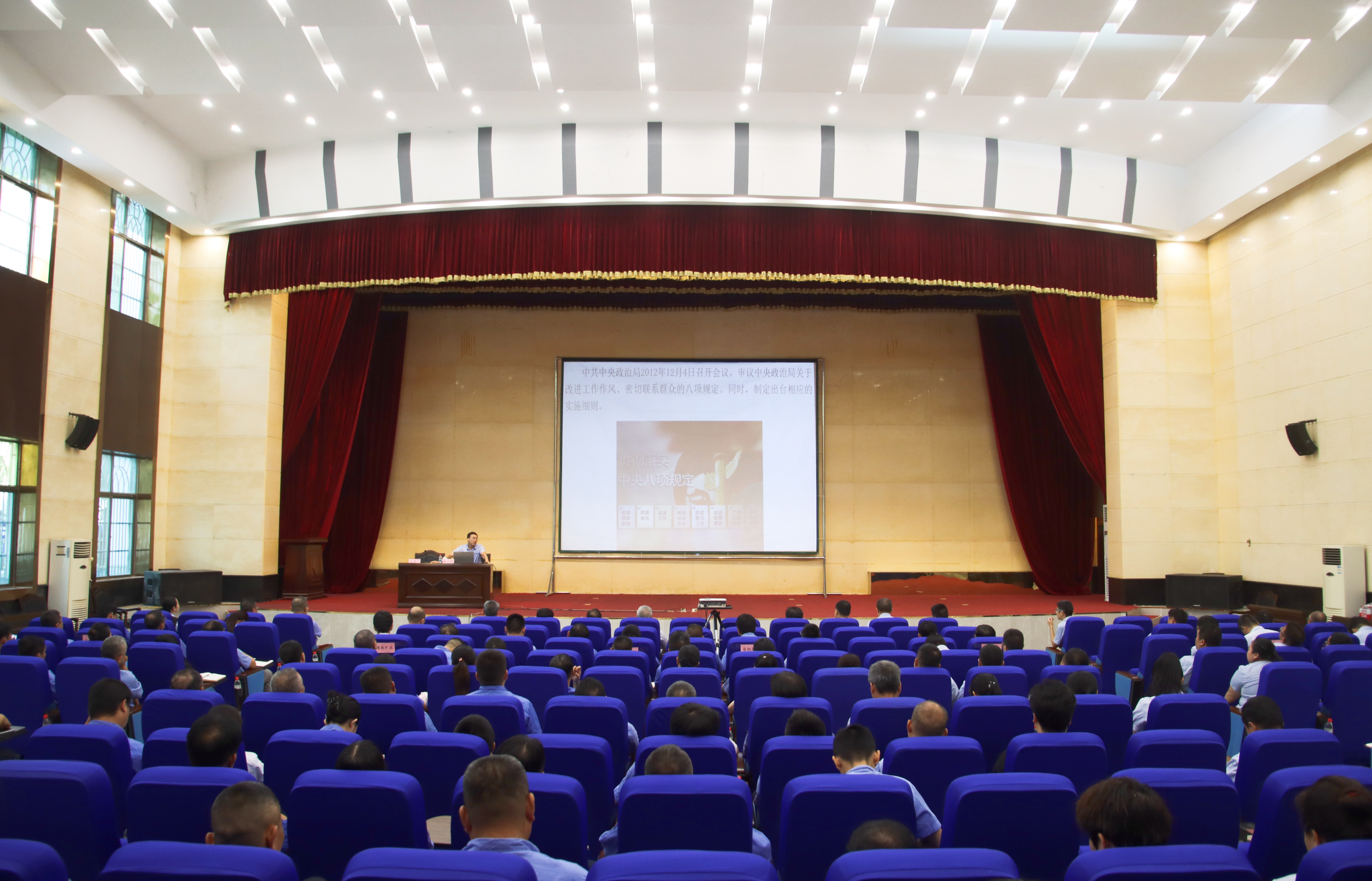 海钢 ？？？？？？？笸沤峋傩猩钊牍岢怪醒氚讼罨ň裱敖逃倚不