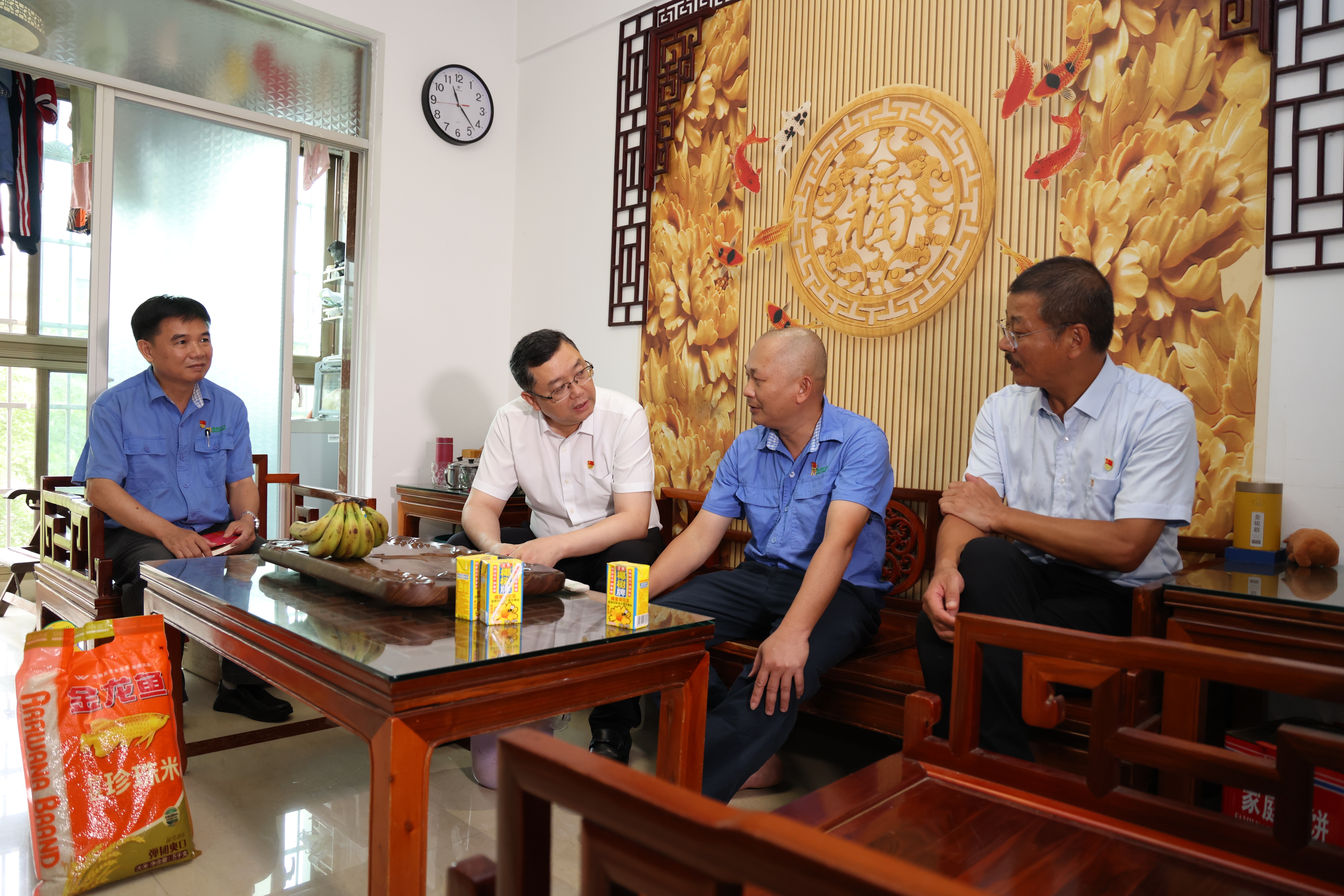 省国资委党委书记、主任马咏华走访慰问南宫28NG相信品牌力量难题党员