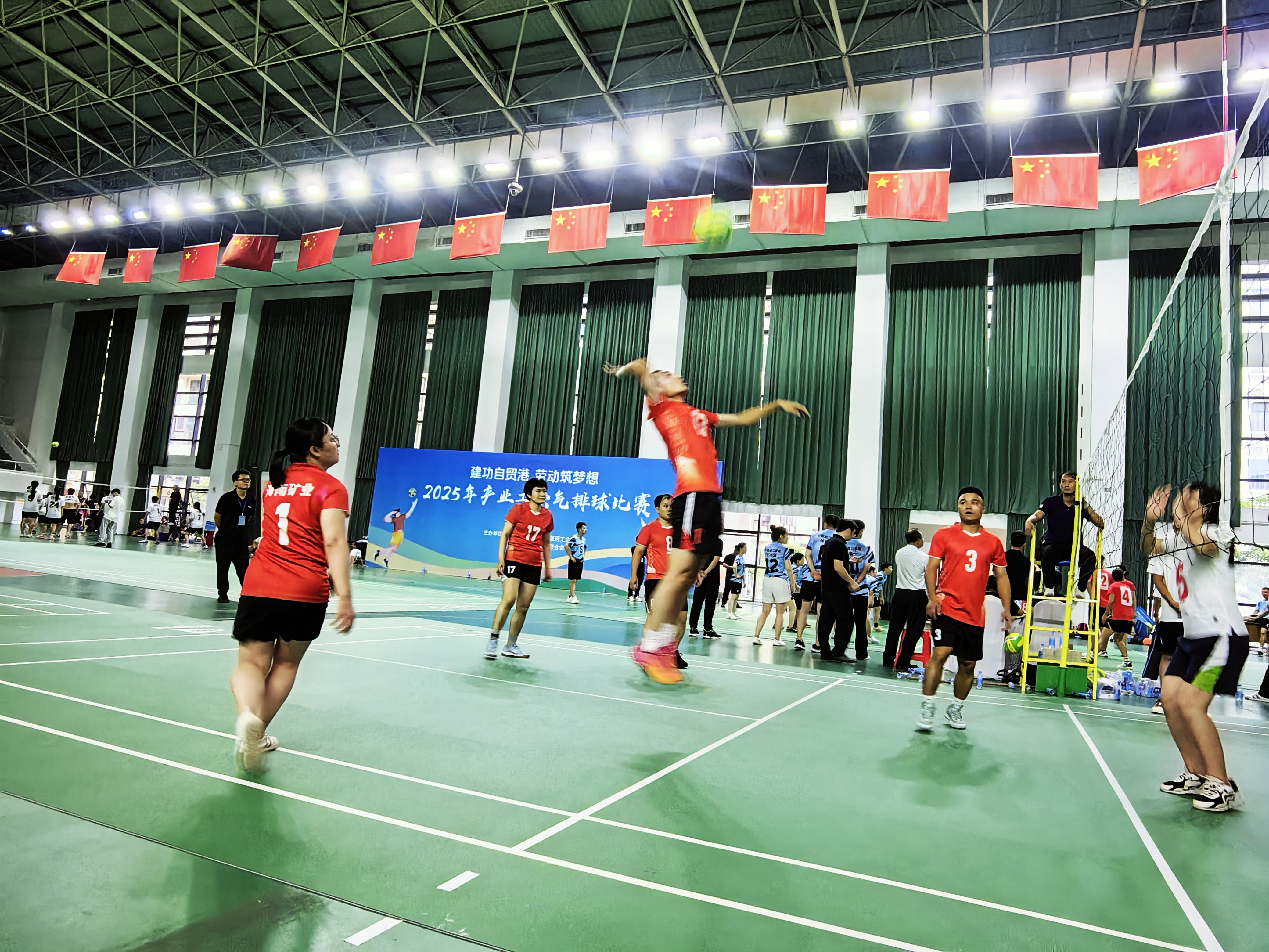 南宫28NG相信品牌力量加入海南省工业工会气排球角逐获“优异组织奖”